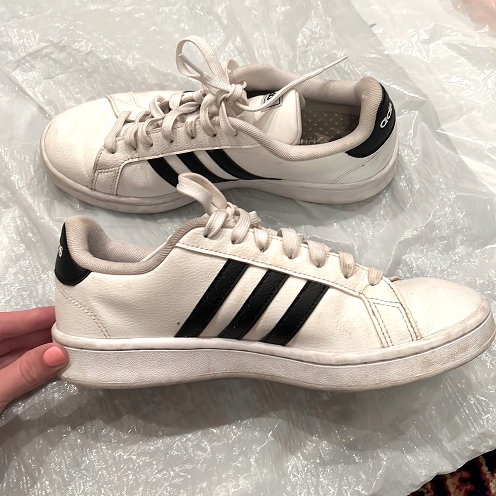 Women’s Size 8, adidas court cloudfoam sneaker